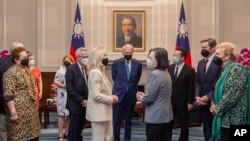 ប្រធានាធិបតី​តៃវ៉ាន់​លោកស្រី Tsai Ing-wen ជជែក​ជាមួយ​សមាជិក​គណៈប្រតិភូ​សភា​អាមេរិក​ក្នុង​អំឡុង​ជំនួប​មួយ​នៅ​ការិយាល័យ​ប្រធានាធិបតី​តៃវ៉ាន់​ក្នុង​ទី​ក្រុង​តៃប៉ិ កោះ​តៃវ៉ាន់ កាល​ពី​ថ្ងៃ​ទី​១៥ ខែ​សីហា ឆ្នាំ​២០២២។