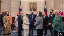Presiden Taiwan Tsai Ing-wen berbincang dengan anggota delegasi Kongres AS dalam pertemuan di Kantor Kepresidenan di Taipei, Taiwan, Senin, 15 Agustus 2022. (Kantor Kepresidenan Taiwan via AP)
