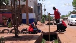 Des étudiants maliens cartographient les caniveaux de Bamako