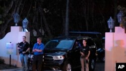 Ajan Sevis Sekre ak zam nan men yo kanpe devan antre kay ansyen Prezidan Donald Trump la, Mar-a-Lago, Lendi 8 Out, 2022, nan Palm Beach, Florid. 