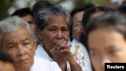 រូបឯកសារ៖ ស្ត្រីម្នាក់ស្រក់ទឹកភ្នែកក្នុងពេលចូលរួមពិធីរំឭកវិញ្ញាណក្ខន្ធរបស់ជនរងគ្រោះនៃរបបខ្មែរក្រហម នៅមជ្ឈមណ្ឌលប្រល័យពូជសាសន៍ជើងឯក រាជធានីភ្នំពេញ កាលពីថ្ងៃទី ២០ ខែឧសភា ឆ្នាំ ២០១៦។