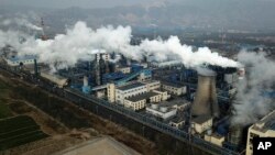 Asap mengepul dari pabrik pengolahan batu bara di Hejin, Provinsi Shanxi, China (foto: dok). China adalah salah satu negara pencemar emisi karbon terbesar di dunia. 