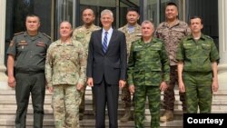 10-20 avgustdagi harbiy mashg'ulotlarda AQSh, Qozog'iston, O'zbekiston, Qirg'iziston, Tojikiston, Mongoliya va Pokiston qurolli kuchlari ishtirok etmoqda. Suratda AQShning Dushanbedagi elchisi Jon Pommershem mintaqa zobitlari bilan. 