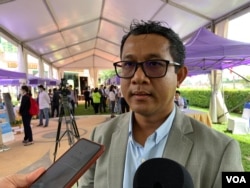 នាយកប្រតិបត្តិ​អង្គការ​តម្លា​ភាព​កម្ពុជា លោក ប៉ិច ពិសី ប្រាប់​អ្នកសារព័ត៌មាន​ក្នុងវេទិកា​យុវជនថ្នាក់​ជាតិ​ដើម្បី​អបអរទិវាយុវជនអន្តរជាតិឆ្នាំ២០២២ នៅ​ថ្ងៃ​ទី​១០ ខែសីហា ឆ្នាំ​២០២២។​ (កាន់ វិច្ឆិកា/វីអូអេ)