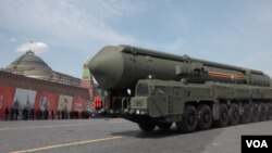 Militer Rusia memamerkan rudal balistik RS-24 Yars di Lapangan Merah selama parade militer Hari Kemenangan yang menandai peringatan 75 tahun kekalahan Nazi di Moskow, Rusia (foto: dok). 