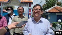 រូបឯកសារ៖ លោក សុន ឆ័យ អនុប្រធានគណបក្សភ្លើងទៀន​ផ្តល់បទសម្ភាសន៍ដល់​អ្នកសារព័ត៌មាន បន្ទាប់ពីលោកបានជួបជាមួយអតីតសកម្មជនគណបក្សសង្គ្រោះជាតិក្នុងពន្ធនាគារព្រៃស នៅរាជធានីភ្នំពេញ កាលពីថ្ងៃទី១៧ ខែសីហា ឆ្នាំ២០២២។ (លាស់ លីបលីប/វីអូអេ)