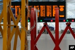 Peron di Stasiun Waterloo, London ditutup saat anggota serikat pekerja Rail, Maritime and Transport (RMT) mulai aksi mogok, Kamis, 18 Agustus 2022. (AP Photo/Frank Augstein )