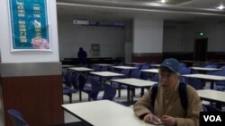 资料照 - 2016年12月初早六点多，孙文广到山大一食堂等待前来就餐的师生员工宣传竞选参政理念。