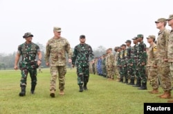 Panglima TNI Andika Perkasa dan Komandan Pasifik Angkatan Darat AS Jenderal Charles Flynn berjalan saat memeriksa pasukan saat pembukaan latihan militer gabungan "Perisai Super Garuda" di Baturaja, Sumatera Selatan, 3 Agustus 2022. (Foto: melalui Reuters)