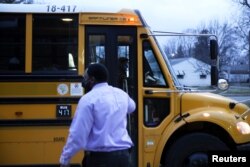 Seorang guru menyambut para murid yang kembali melakukan kelas tatap muka di SD Westwood di Dayton, Ohio (dok: REUTERS/Megan Jelinger)
