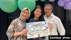 Sekar Novika, dan kedua orang tuanya, sewaktu menerima pengumuman program pendidikan spesialisnya di Duke University Hospital (dok. pribadi). 