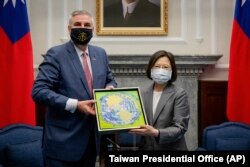 台湾总统蔡英在总统府会晤到访美国印第安纳州州长侯康安（Eric Holcomb)。（照片由台湾总统府8月22日发布）