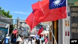 台湾旗帜在金门岛的街道两旁飘扬。（2022年8月11日）