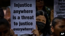 Para aktivis menuntut hukuman berat terhadap pemerkosa di India (foto: ilustrasi).