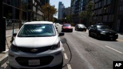 미국 캘리포니아주 로스앤젤레스 거리에서 충전 중인 전기 자동차 (자료사진)