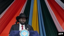 Le président du Soudan du Sud, Salva Kiir, prononce un discours lors de la cérémonie de remise des diplômes des nouveaux membres des Forces unifiées qui suivent une formation depuis la mise en œuvre de l'accord de paix revitalisé en 2018 au mausolée du Dr John Garang 