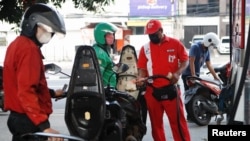 Pekerja SPBU Pertamina mengisi sepeda motor dengan bahan bakar bersubsidi di Jakarta, 22 Agustus 2022. (Foto: REUTERS/Ajeng Dinar Ulfiana)