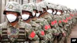 រូបផ្តល់​ឱ្យ​ដោយ​ទីភ្នាក់ងារ​ព័ត៌មាន​ក្រសួង​ការពារជាតិ​រុស្ស៊ី​នេះ ​បង្ហាញ​ទាហាន​ចិន​ចូលរួម​ក្នុង​សមយុទ្ធ​យោធា​ទ្រង់ទ្រាយ​ធំ​នៅ​ភូមិ Grodekovo ដែនដី Primorsky Krai របស់​រុស្ស៊ី កាល​ពី​ថ្ងៃ​ទី​២៩ ខែ​សីហា ឆ្នាំ​២០២២។