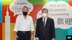 台湾外交部发布消息，美国民主党麻萨诸塞州的联邦参议员埃德·马基率领的一个代表团星期天（8月14日）飞抵台湾进行高层访问，代表团成员有加州的两位众议员约翰·加拉门迪和艾伦·洛文索尔、维吉尼亚州的唐·拜尔以及美属萨摩亚共和党众议员拉德瓦根。美联社提供照片。