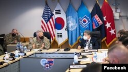 8일 한국 경기도 평택에 있는 캠프 험프리스에서 폴 라캐머라(가운데 왼쪽) 주한미군 사령관과 이종섭(가운데 오른쪽) 한국 국방장관이 회동하고 있다.