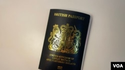 英国国民海外护照 （摄影：美国之音郑乐捷）