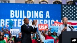 Prezidan Joe Biden pran la pawol ak kandida demokrat pou gouvene Wes Moore nan lise Richard Montgomery Jedi, 25 Out nan Rockville, Maryland. 