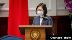 台湾总统蔡英文2022年8月23日向到访的前美国高级官员们发言（台湾总统府照片）