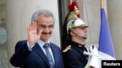 Pangeran Saudi Al-Waleed bin Talal saat berada di istana Elysee di Paris, Perancis, 8 September 2016. (Foto: dok).