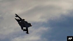 3일 시리아 내 ISIL을 겨냥해 공습을 단행한 후 복귀한 영국 군 도테이토스 전투기들이 키프로스 리마솔 시 인근 영국군 공군 기지 상공을 날고 있다.