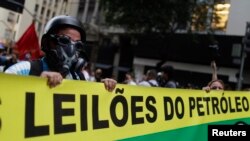 Para demonstran yang menyerukan nasionalisasi industri minyak Brazil dalam sebuah protes di Rio de Janeiro. (Reuters/Pilar Olivares)