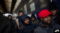 Afrikaliklar Ukrainaning Lvov shahrida poyezda chiqish uchun navbat kutmoqda, 2022-yil, 27-fevral.