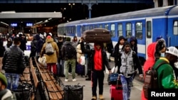 지난 28일 헝가리 부다페스트 철도역에 우크라이나에서 이동한 피란민들이 도착하고 있다. (자료사진)
