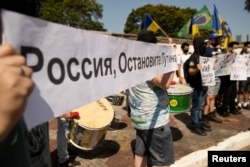 تظاهرات ضدجنگ در سائوپائولو، برزیل. بر روی پلاکارد نوشته شده «روسیه، پوتین را متقف کن» شنبه ٧ اسفند ۱۴۰۰