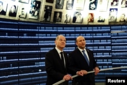 Kanselir Jerman Olaf Scholz dan Perdana Menteri Israel Naftali Bennett mengunjungi Hall of Names di Pusat Peringatan Holokos Yad Vashem, di Yerusalem, 2 Maret 2022. (REUTERS/Ronen Zvulun)
