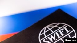 러시아 국기를 배경으로 한 스위프트(SWIFT∙국제은행간통신협회) 로고. 