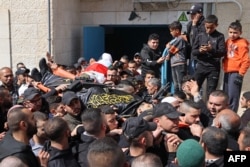 Pelayat membawa mayat dua orang Palestina yang dibunuh oleh pasukan Israel, di luar kamar mayat rumah sakit Jenin di Tepi Barat utara pada 1 Maret 2022. (JAAFAR ASHTIYEH / AFP)