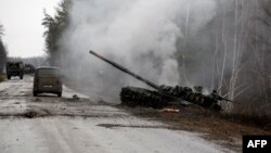 지난달 26일 우크라이나 동부 루간스크의 도로에서 파괴된 러시아 탱크.