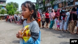 Warga antre membeli minyak goreng murah di Palembang, Sumatra Selatan, menyusul kelangkaan minyak sawit, bahan baku pembuatan minyak goreng, Kamis, 24 Februari 2022. (Foto: Abdul Qodir/AFP)