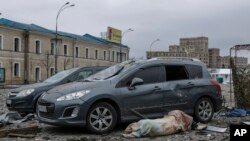 សាកសពជនរងគ្រោះក្នុងករណីបាញ់គ្រាប់មីស៊ីលរបស់កងទាហានរុស្ស៊ីលើអគាររដ្ឋបាលមួយនៅកណ្តាលទីក្រុង Kharkiv ដែលជាទីក្រុងធំទី ២ របស់អ៊ុយក្រែន ថ្ងៃទី ១ ខែមីនា ឆ្នាំ ២០២២។