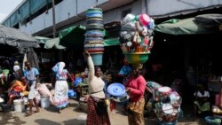 La saison des pluies crée de florissants petits métiers à Abidjan