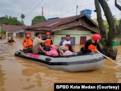BPBD Kota Medan bersama tim gabungan mengevakuasi warga terdampak banjir di Kota Medan, Minggu (27/2). (Foto: BPBD Kota Medan)