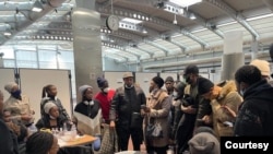 'Yan Najeriya a Hungary bayan da suka tsere daga Ukraine, tare da su, jakadar Najeriya a kasar, Mrs Modupe Irele (Photo: Ofishin jakadancin Najeriya Hungary)