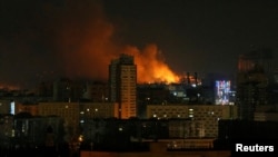 26일 러시아가 침공한 우크라이나 수도 키예프에서 포격으로 화염이 솟아오르고 있다.