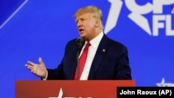 L'ancien président Donald Trump prend la parole lors de la Conférence d'action politique conservatrice (CPAC), le 26 février 2022 à Orlando, en Floride.