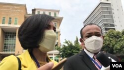 អ្នកស្រី​ម៉េង​ សុភារី​ មេធាវីការ​ពារក្តីរបស់​លោក​កឹម សុខា​ និយាយ​ជាមួយ​អ្នកកាសែត​នៅក្រៅ​តុលាការ​រាជធានី​ភ្នំពេញ​ ថ្ងៃទី​២ ខែមីនា​ ឆ្នាំ​ ២០២២។​ (ហ៊ុល រស្មី/វីអូអេ)​