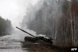 Arhiv - Uništeni ruski tenk u Ukrajini