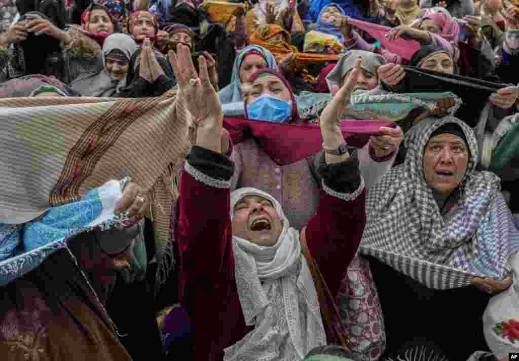 Hindistonning Shrinagar shahridagi Hazratbol maqbarasida imom kashmirlik musulmon ziyoratchilarga payg&#39;ambarga tegishli deb sanalgan sochni ko&#39;rsatmoqda. Kashmir.&nbsp;