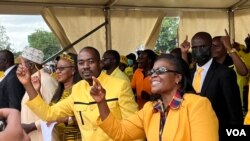Nelson Chamisa (L), leader of the Zimbabwe Citizens’ Coalition for Change, at a rally in Gokwe. (Columbus Mavhunga/VOA)