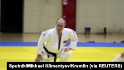 Presiden Rusia Vladimir Putin menghadiri sesi latihan judo di kompleks olahraga dan pelatihan Yug-Sport di resor laut Hitam Sochi, Rusia, 14 Februari 2019. (Foto: Sputnik/Mikhael Klimentyev/Kremlin via REUTERS)