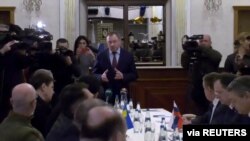 მზადება სამშვიდობო მოლაპარაკებისთვის; შეხვედრაზე უკრაინის, ბელარუსის და რუსეთის წარმომადგენლები არიან; გომელის რეგიონი, ბელარუსი, 28 თებერვალი, 2022 წ.